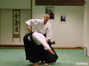 Jean-Pierre Kunzi Sensei montre une technique d'Aïkido